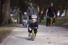 852146 Portret van Roos op haar fietsje, tijdens een wandeling door het singelplantsoen met haar familie (bewoners van ...